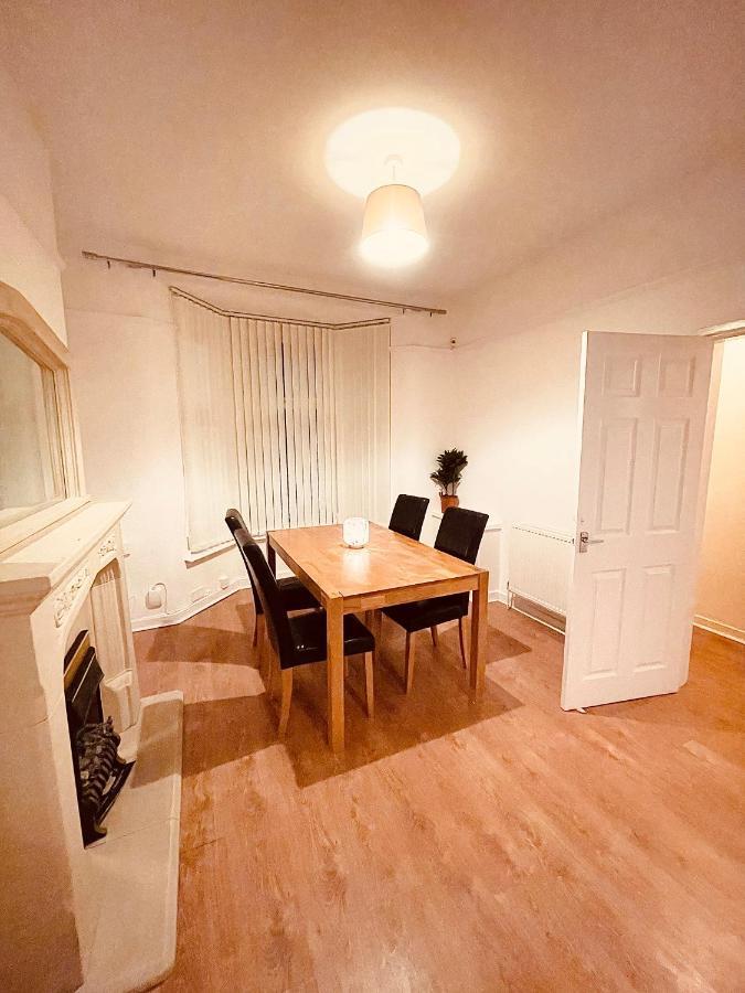 Cute Spacious 2 Bedroom House, Sleeps 8, Free Street Parking, Easy Access Lock Box Entry, 2 Minute Drive From City Centre Liverpool Dış mekan fotoğraf