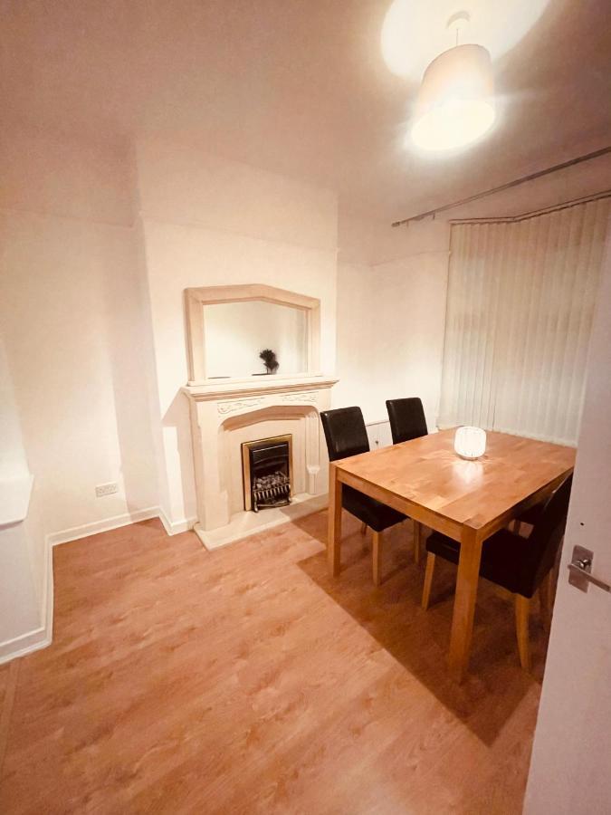 Cute Spacious 2 Bedroom House, Sleeps 8, Free Street Parking, Easy Access Lock Box Entry, 2 Minute Drive From City Centre Liverpool Dış mekan fotoğraf